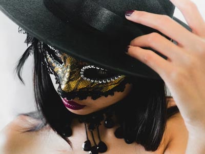 Perucas, Chapéus, Máscaras e Complementos